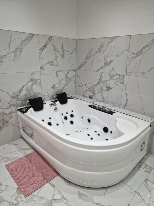 Maison Chic Avec Jacuzzi Nogent Sur Oise Yaospa60 Exteriér fotografie