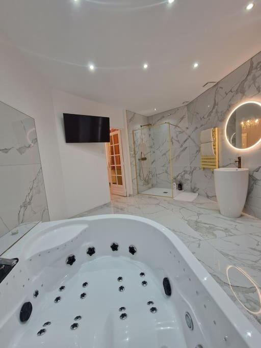Maison Chic Avec Jacuzzi Nogent Sur Oise Yaospa60 Exteriér fotografie